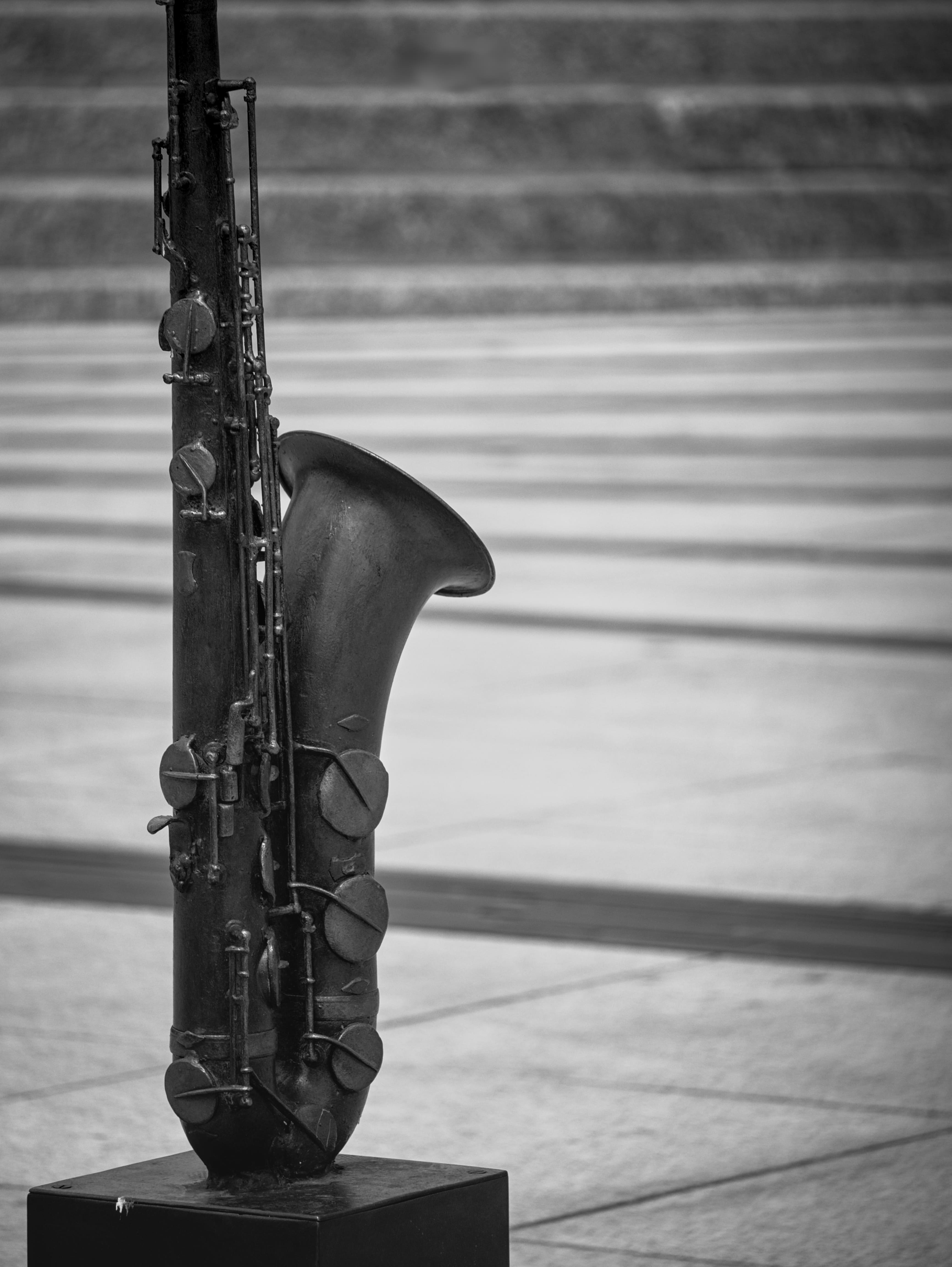 saxophone sur piédestal