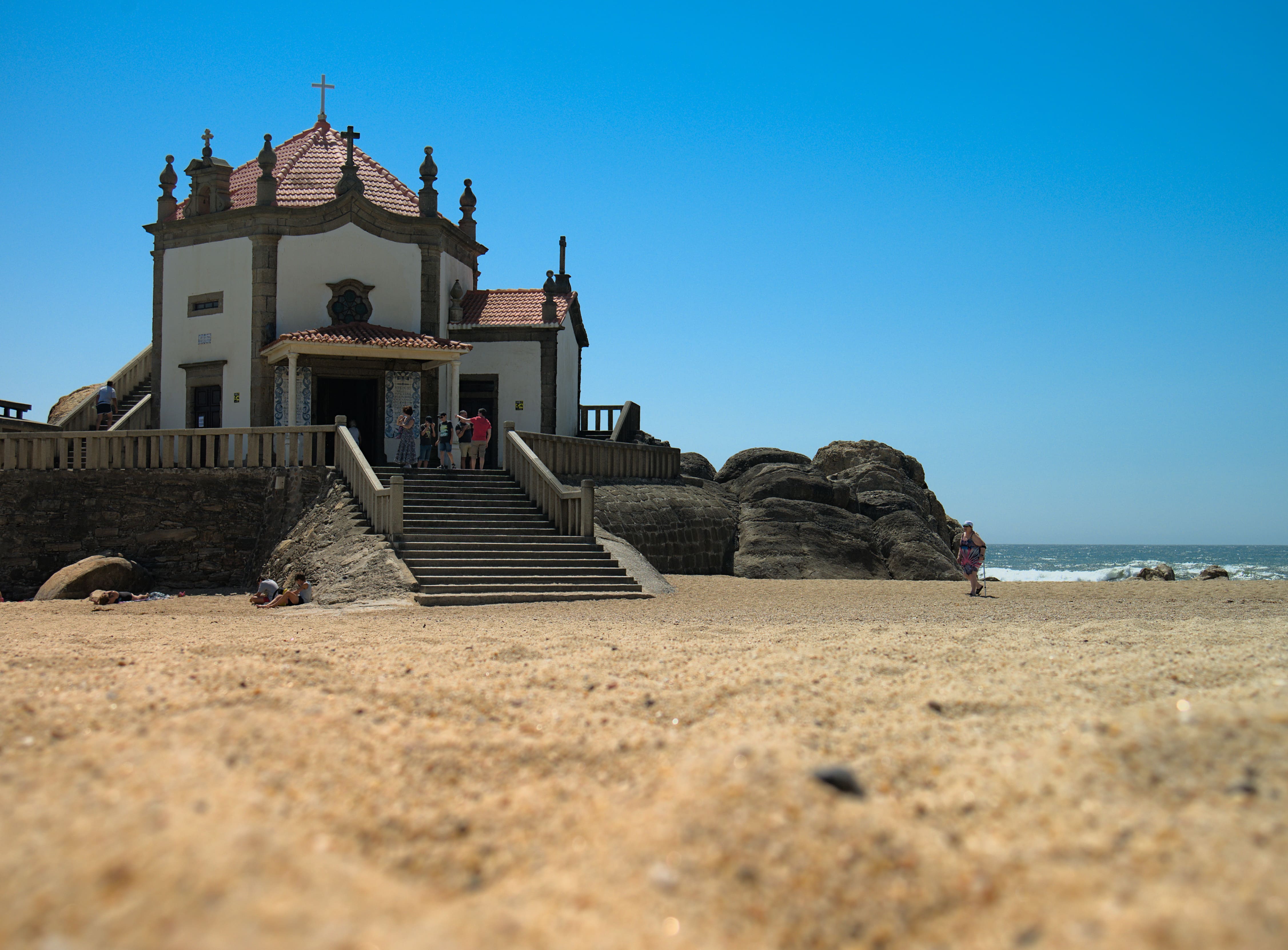 bâtiment religieux sur la plage